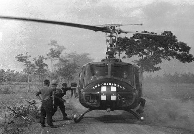 An Khe 1965 (2) - CH54A Tarhe (Skycrane) helicopters - Pho 